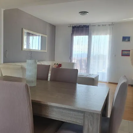 Cozy Two-bedroom Apartment
