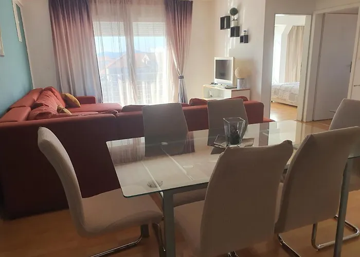 Cozy Two-bedroom Apartment